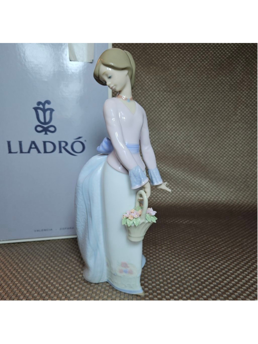 Lladro "Basket of Love" Porcelain Sculpture Collector's Society Spain White Pink